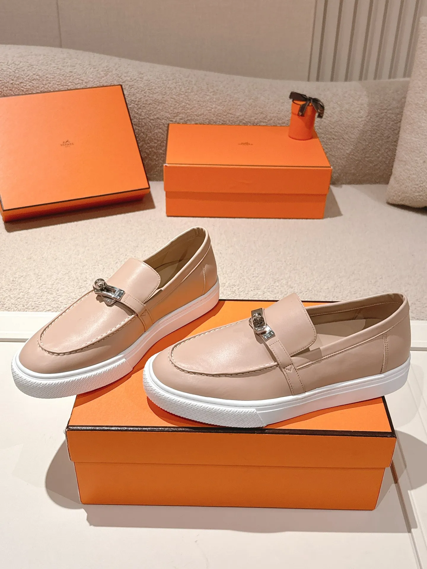 Men's shoes 💰640💰 Hermes# New Kelly buckle thick-soled loafers. Upper: cowhide/suede material. Lining: sheepskin lining. Outsole: exclusive molded outsole. Size: women's size 35-40, men's size 39-45 (female 41/male 46 customized, non-refundable)